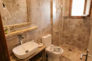 A bathroom at Akrotiri B&B