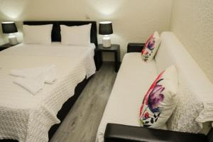 A bed or beds in a room at Akrotiri B&B