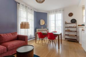 sala de estar con sofá rojo y mesa en Maison Morny, en Deauville