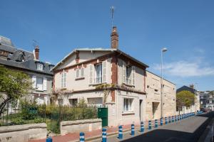 una casa vieja al lado de una calle en Maison Morny, en Deauville