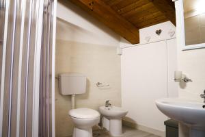 a bathroom with a toilet and a sink at Sansi´s Sapri Camere in Sapri