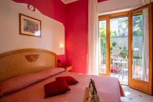 Säng eller sängar i ett rum på Hotel Savoia Sorrento