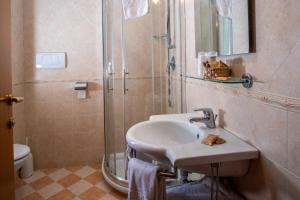 łazienka z umywalką i prysznicem w obiekcie Hotel Savoia Sorrento w Sorrento +37 zdjęć