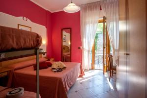 Säng eller sängar i ett rum på Hotel Savoia Sorrento
