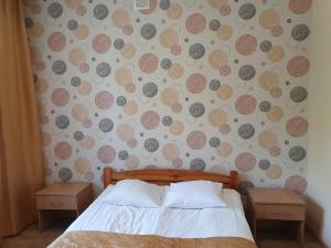 una camera con letto e parete con pois di Hotel Iskra a Rzeszów