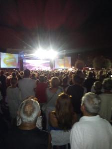 Eine Menschenmenge, die auf einem Konzert in einer Menschenmenge steht. in der Unterkunft Apartments Banoci in Vir