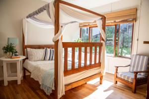 Giường trong phòng chung tại Wilderness Beach House Backpackers Lodge