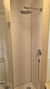 La salle de bains est pourvue d'une douche avec une porte en verre. dans l'établissement Rommentaler Burgstüble, à Schlat