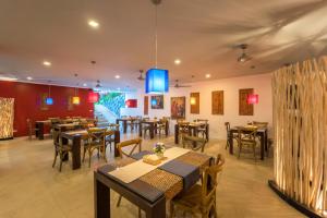 Restavracija oz. druge možnosti za prehrano v nastanitvi Premium Two-Bedroom Karon Butterfly Suite with Panoramic Sea Views"