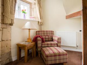 sala de estar con silla y lámpara en Prince Rupert, en Winchcombe 11 fotos más