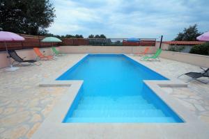 Bazén v ubytování Sunny apartment with pool nebo v jeho okolí