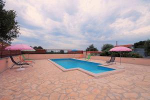 Bazén v ubytování Sunny apartment with pool nebo v jeho okolí