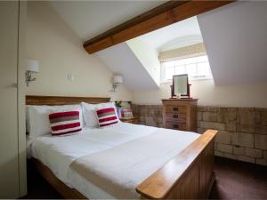 1 dormitorio con 1 cama grande y TV. en Prince Rupert, en Winchcombe