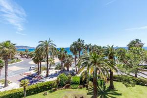 - une vue aérienne sur un parc planté de palmiers dans l'établissement Sea Side YourHostHelper, à Cannes