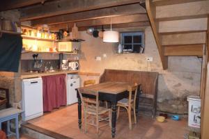 Afbeelding uit fotogalerij van Un cocon dans la nature in Meyrignac-lʼÉglise