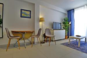 salon ze stołem i krzesłami w obiekcie Coronado 4 w mieście Nerja