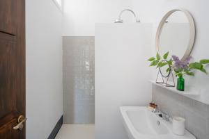 A bathroom at Finca El Azahar Még 36 kép