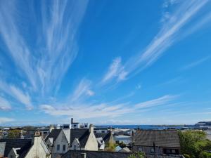 una vista de casas en una ciudad bajo un cielo azul en The Dragonfly en Stornoway