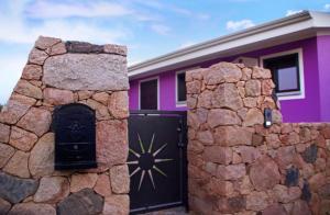 サンタンナ・アッレージにあるOrchidea Porto Pinoの紫の家