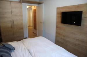 Giường trong phòng chung tại Feldberg Lodge Holidays - Residenz Grafenmatt