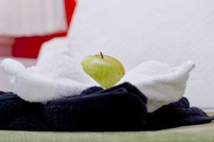 an apple sitting on top of a pile of towels at Barcelona City North Hostal in Barcelona