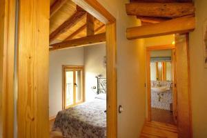 - une chambre avec un lit et une porte en bois dans l'établissement El Corral de Villacampa, à Mondot