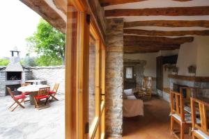 un patio avec une table, des chaises et une cheminée dans l'établissement El Corral de Villacampa, à Mondot