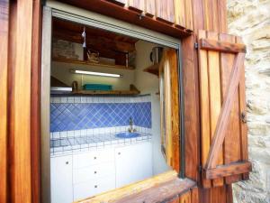 une cuisine avec un évier et un plan de travail dans l'établissement El Corral de Villacampa, à Mondot 30 autres photos