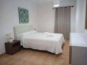 Postel nebo postele na pokoji v ubytování Anahi Homes Corralejo -Villa Codeso 7 + 5 fotografií