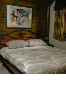 מיטה או מיטות בחדר ב-אירוח כפר יובל