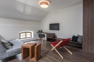 ein Wohnzimmer mit einem Sofa und einem Stuhl in der Unterkunft Statek u Prahy in Škvorec