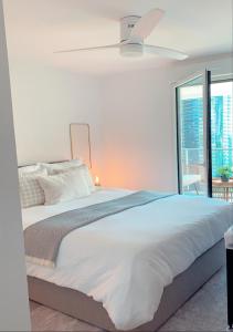una camera con un grande letto e un ventilatore a soffitto di Monaco à pied a Beausoleil
