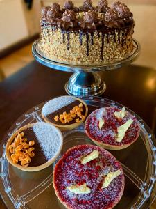 un plato de cristal con cuatro postres en una mesa en Old Hall Hotel Hope, en Hope