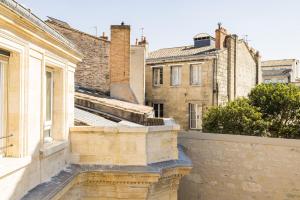 波尔多Villas Foch Boutique Hotel & Spa Bordeaux的从建筑物阳台看到的景色