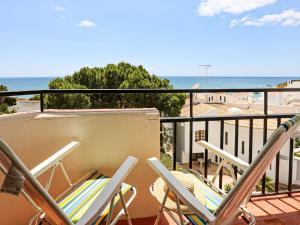 un par de sillas sentadas en un balcón con el océano en Praia da Oura Apartment - 100 m from the Beach - By Bedzy en Albufeira