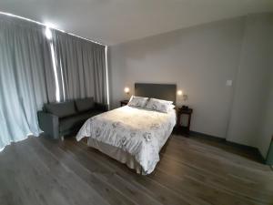 
A bed or beds in a room at Vistaero Apartments
