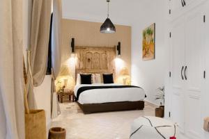 sypialnia z dużym łóżkiem w pokoju w obiekcie Riad Al Rimal w Marakeszu