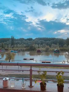 Výhled na řeku, která protéká v blízkosti apartmánu