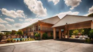 Un edificio con un estacionamiento enfrente. en Quality Inn & Suites, en West Helena