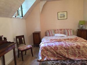 een slaapkamer met een bed, een bank en een raam bij Le Château de BRESSEY & son Orangerie in Bressey-sur-Tille