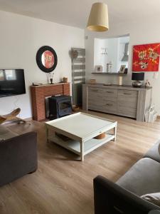 a living room with a coffee table in the middle at Maîson Vigneronne in Nazelles