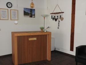 ein Podium aus Holz in einem Zimmer mit einer Uhr an der Wand in der Unterkunft Pension Elmerhof in Elmen