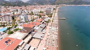 een luchtzicht op een stad met een strand bij SERİN HOTEL in Marmaris