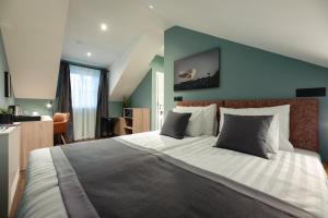Giường trong phòng chung tại Camera Hotel