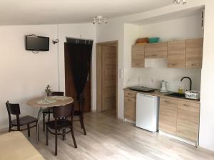 kuchnia i stół w małym pokoju w obiekcie PRZY KWADRACIE w Boszkowie