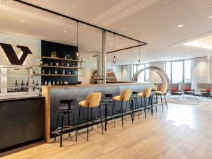Area lounge atau bar di Novotel Duesseldorf Airport
