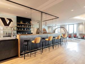 デュッセルドルフにあるNovotel Duesseldorf Airportの- バー(椅子付)