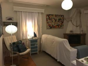 コスタ・ノヴァにあるMargarita´s Villeのベッドルーム1室(ベッド1台、テーブル、窓付)
