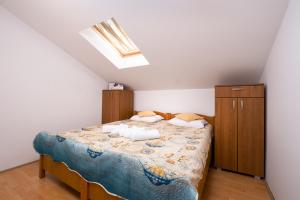 Ein Bett oder Betten in einem Zimmer der Unterkunft Apartments Katica