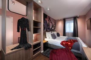 Giường trong phòng chung tại Camera Hotel